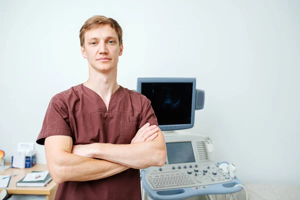 Portrait de jeune médecin à côté d'une machine à échographie — Photo
