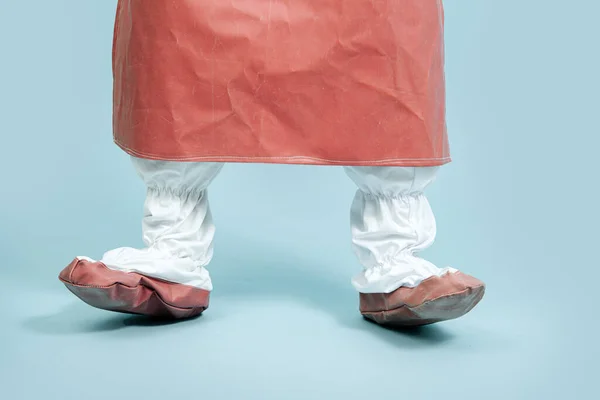 Zugeschnittenes Bild eines Chirurgen, der auf dem Rücken seiner Lederfüße steht — Stockfoto