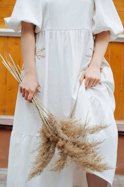 Uma Mulher Vestido Longo Branco Com Buquê Cereais Secos Cortado — Fotografia de Stock