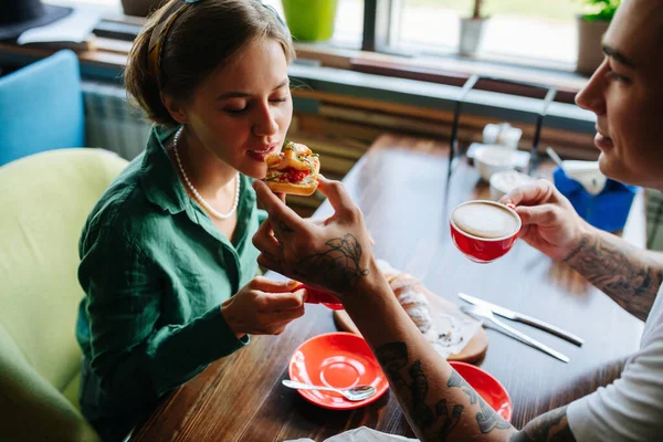 Hombre Dando Mujer Bocado Bruschetta Están Una Cita Café Tomando — Foto de Stock