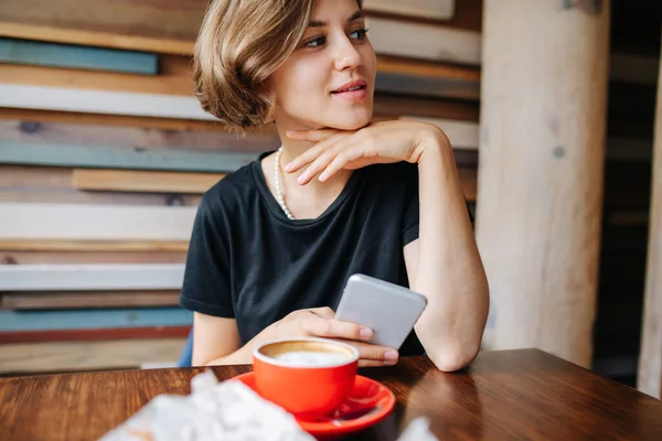 Smilende Ung Kvinne Sitter Alene Hjørnet Kafeen Fortapt Glad Tanke – stockfoto