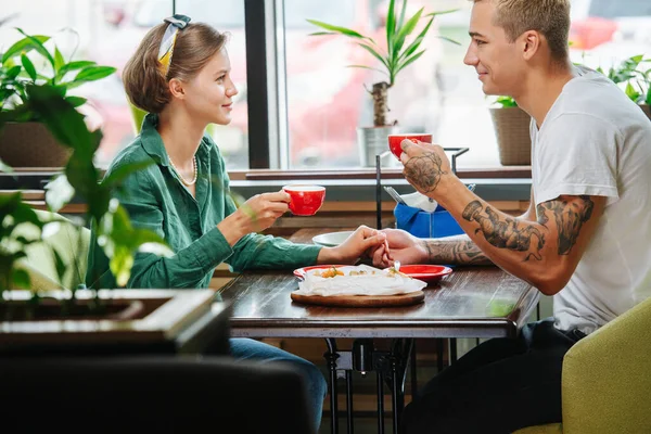 Hombre Mujer Sentados Una Cita Café Lado Una Ventana Pueden — Foto de Stock