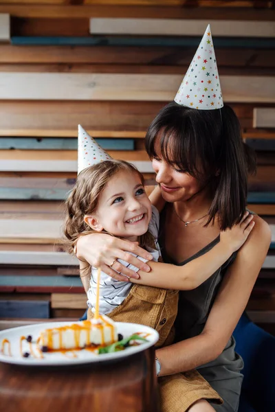 Mãe Filha Comemorando Aniversário Café Mãe Surpreendeu Filho Feliz Com — Fotografia de Stock