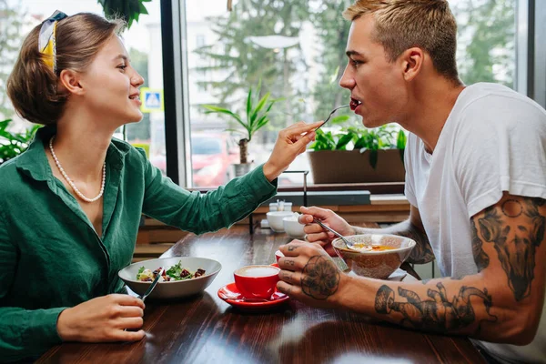 Man Met Vrouw Die Voor Elkaar Zit Een Café Voedt — Stockfoto