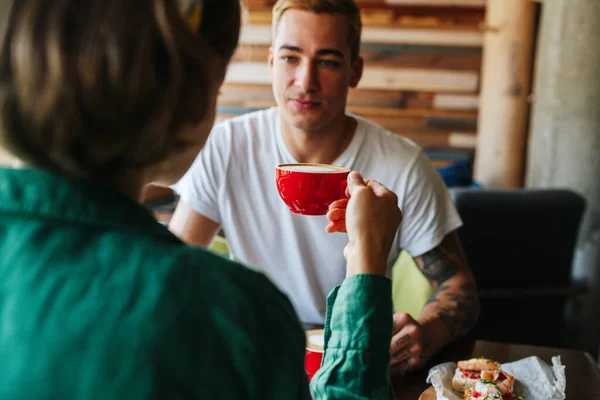 Man Vrouw Date Een Café Voor Elkaar Zitten Koffie Drinken — Stockfoto
