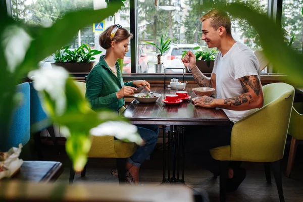 Man Vrouw Zitten Een Date Een Café Naast Een Raam — Stockfoto