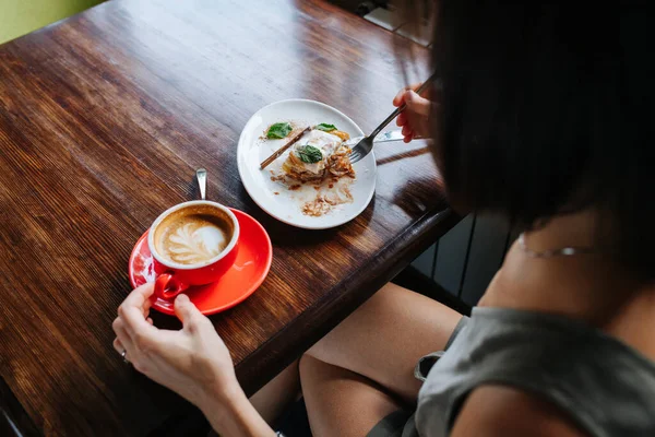 Een Vrouw Die Koffie Drinkt Taart Eet Een Café Heeft — Stockfoto