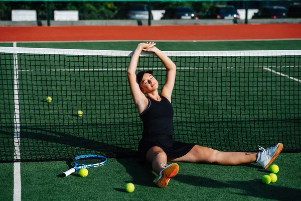 Adolescente Sentada Meio Novo Campo Ténis Num Dia Ensolarado Ela — Fotografia de Stock