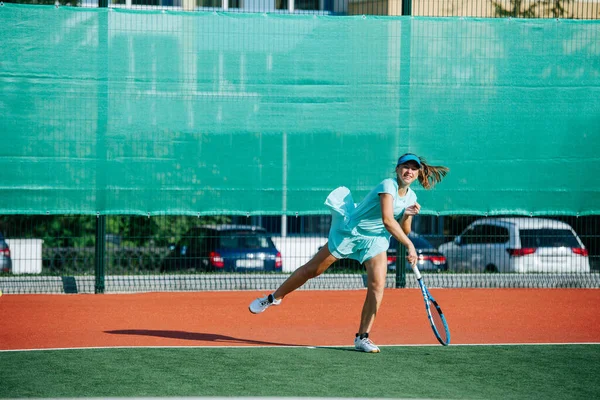 Kraftfull Strejk Tonåring Flicka Utbildning Tennisbana Sätta All Sin Energi — Stockfoto