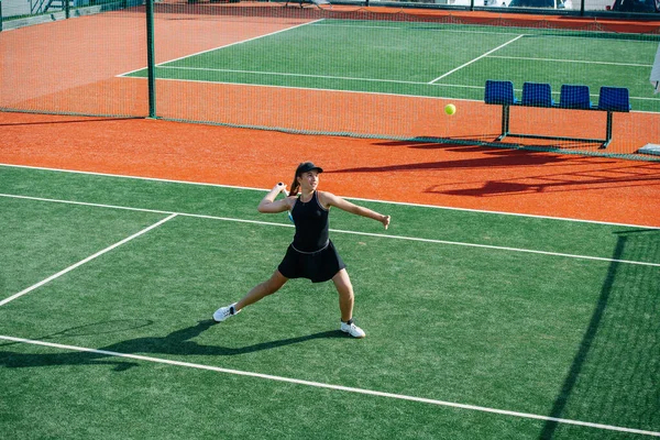 Teenager Mädchen Einem Schwarzen Sportlichen Outfit Spielt Tennis Auf Einem — Stockfoto