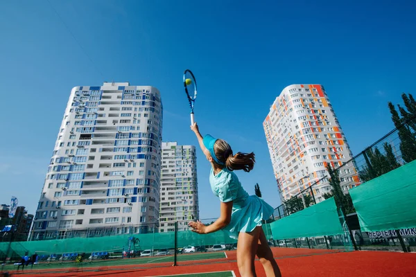 Tonårstjej Himmelsblå Sportig Outfit Träning Tennisbana Kasta Boll Upp Luften — Stockfoto