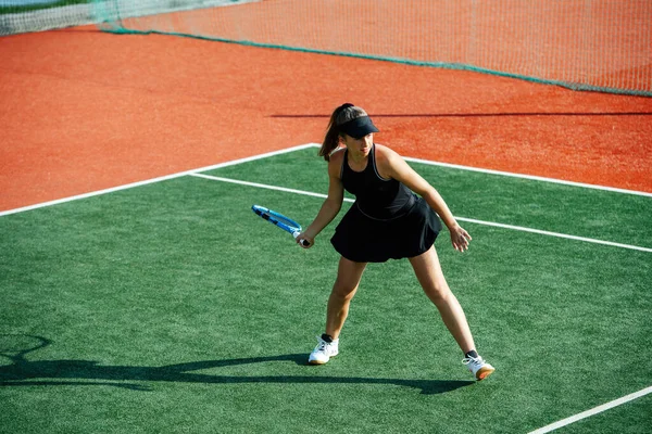 Teenagermädchen Einem Schwarzen Sportlichen Outfit Spielt Tennis Auf Einem Nagelneuen — Stockfoto