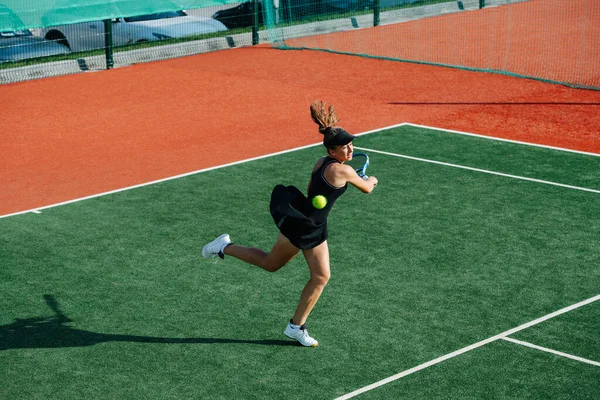 Teenagermädchen Schwarzem Sportlichem Outfit Spielt Tennis Auf Einem Nagelneuen Platz — Stockfoto