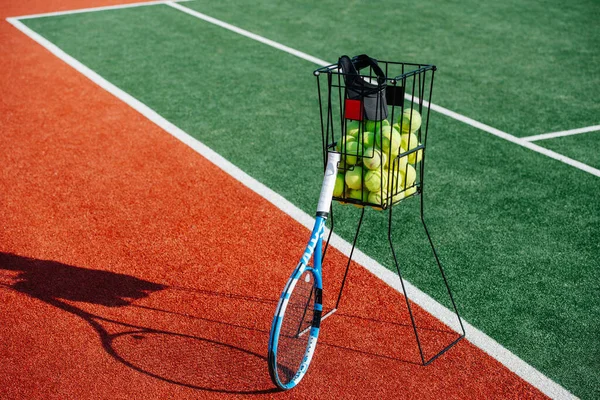 Tennisballkorb Und Schläger Stehen Neben Der Linie Zwischen Innen Und — Stockfoto