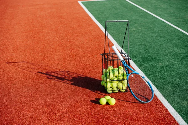 Tennisballkorb Und Schläger Liegen Neben Der Linie Zwischen Innen Und — Stockfoto