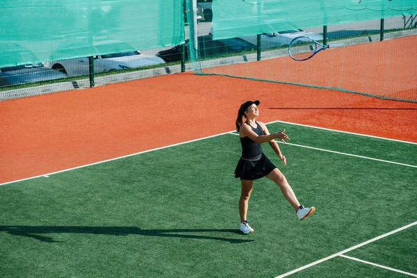 Tonåring Flicka Svart Sportig Outfit Utbildning Tennisbana Leka Med Racket — Stockfoto