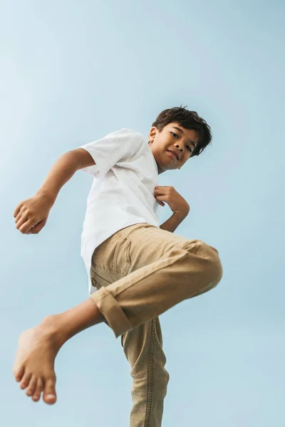 Niño Asiático Indio Haciendo Patada Lateral Con Pie Doblando Hacia — Foto de Stock