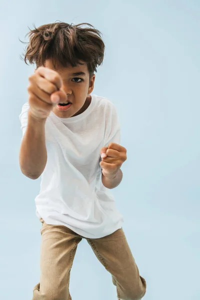 Ragazzo Asiatico Indiano Che Ficca Telecamera Con Pugni Mal Chiusi — Foto Stock