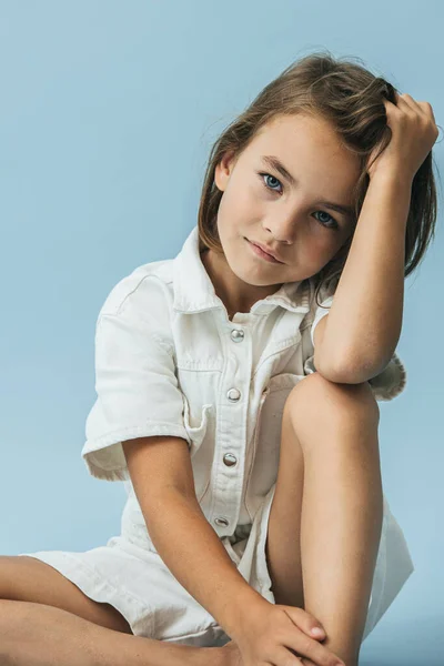 Grave Menina Dez Anos Idade Terno Branco Grosso Romper Sentado — Fotografia de Stock