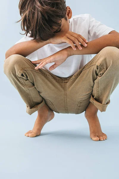 Emotionless Descalzo Indio Asiático Niño Sentado Bajo Rodillas Arriba Cubriendo — Foto de Stock