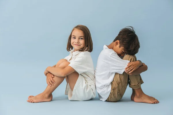 Menino Menina Mesma Idade Sentados Chão Apoiando Costas Outro Sobre — Fotografia de Stock