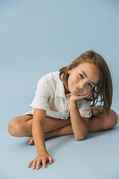 Sorrindo Menina Dez Anos Idade Terno Branco Grosso Romper Sentado — Fotografia de Stock