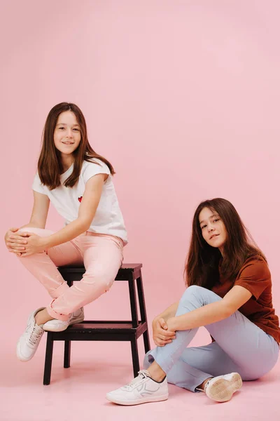 Beautiful Little Twin Sisters Happily Looking Camera Pink Background Studio — Stock Photo, Image