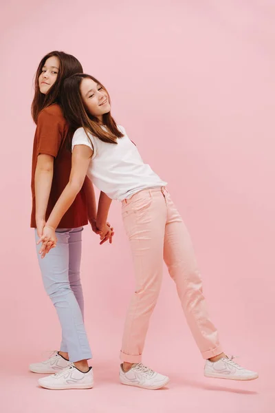 Mooie Tweelingzusjes Die Elkaar Graag Steunen Terwijl Staan Roze Achtergrond — Stockfoto