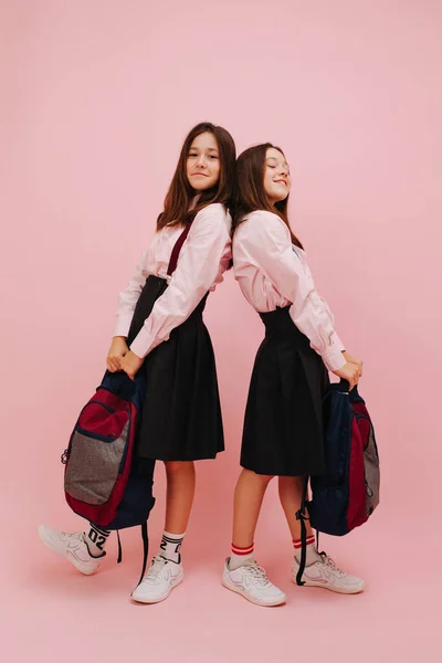 Hermosas Colegialas Gemelas Posando Felizmente Con Sus Mochilas Sosteniéndolas Las —  Fotos de Stock