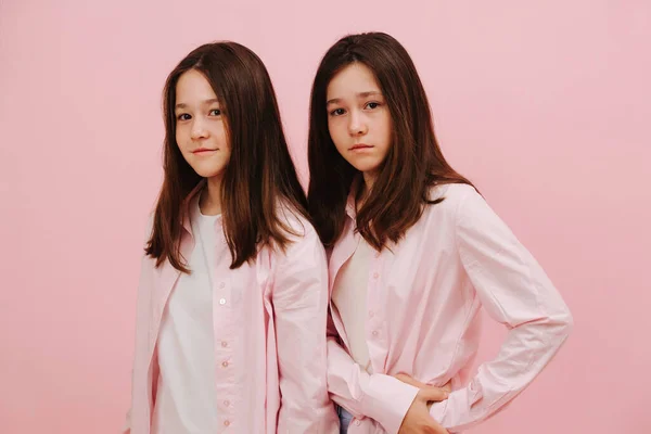 Beautiful Little Twin Sisters Standing One Other Pink Background Studio — Stock Photo, Image