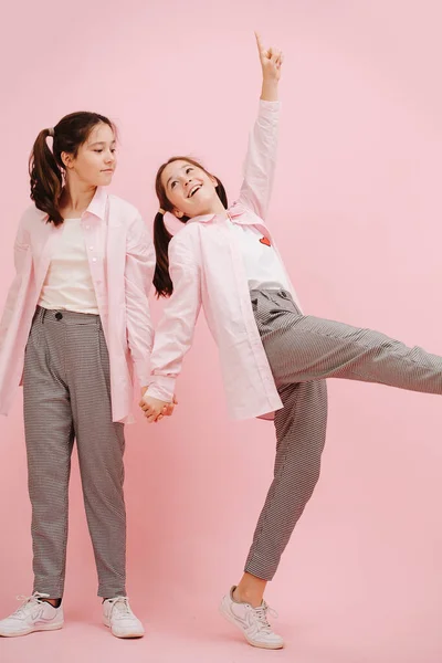 Beautiful Little Twin Sisters Happily Playing Pink Background Studio Shot — Stock Photo, Image