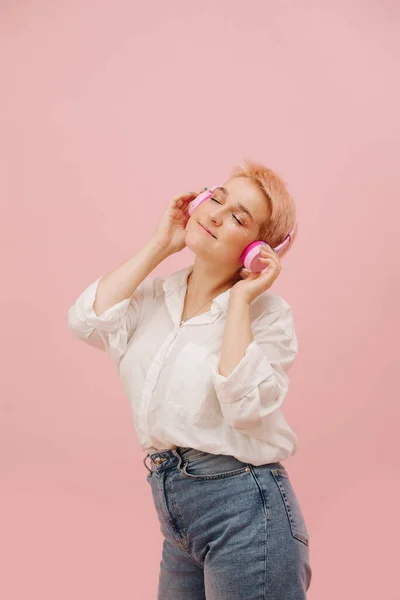 Mujer Joven Sumergida Con Pelo Corto Disfrutando Música Escuchando Auriculares — Foto de Stock