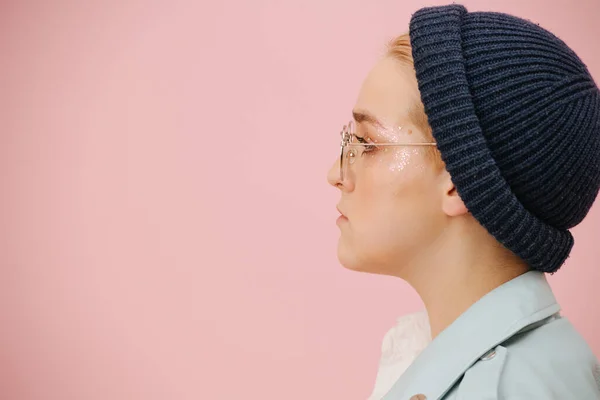 Retrato Lateral Mujer Joven Resuelta Gorra Gafas Redondas Con Cara — Foto de Stock