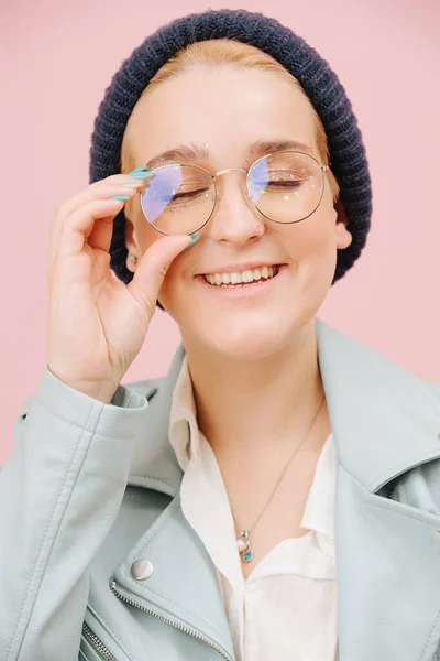 Mujer Joven Excéntrica Una Gorra Sosteniendo Sus Gafas Redondas Sonriendo — Foto de Stock