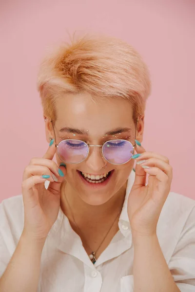 Retrato Una Joven Sonriente Con Pelo Corto Teñido Rubio Gafas — Foto de Stock