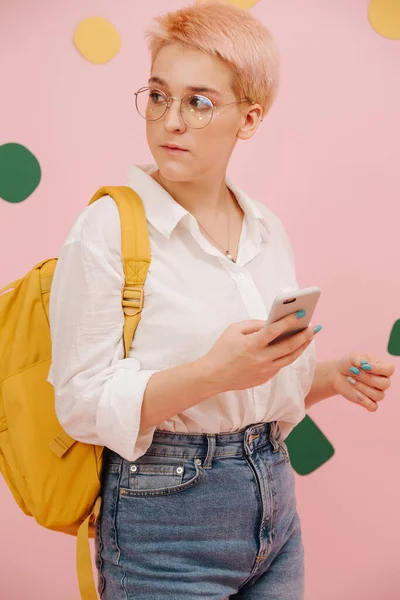 Jonge Vrouw Met Kort Geverfd Blond Haar Ronde Glazen Draagt — Stockfoto