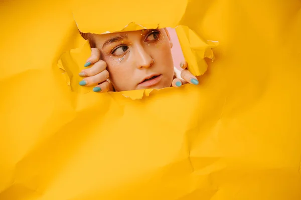 Mujer Joven Mirando Través Agujero Una Gran Hoja Papel Amarillo —  Fotos de Stock