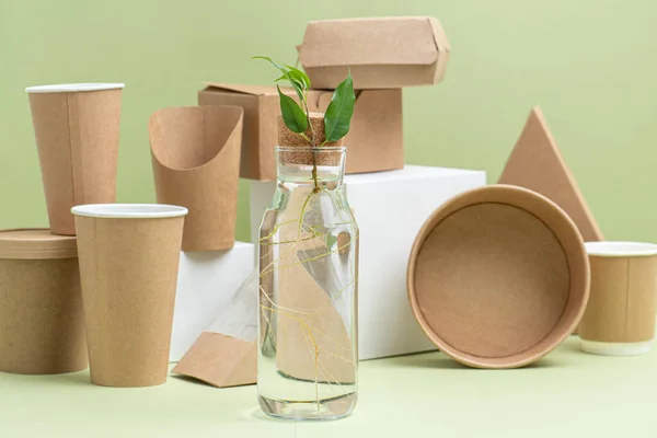 Milieuvriendelijke Wegwerppapieren Containers Voor Eten Drinken Groene Achtergrond Zijaanzicht Compositie — Stockfoto