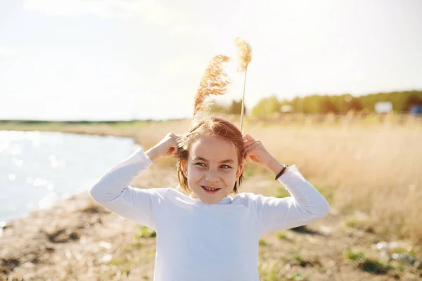 Kleines Mädchen Beim Spielen Mit Getreidespikes See Sie Macht Sich — Stockfoto