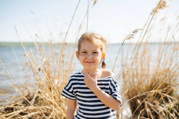 Porträt Eines Fröhlichen Lebhaften Kleinen Sechsjährigen Mädchens See Frühling Mit — Stockfoto