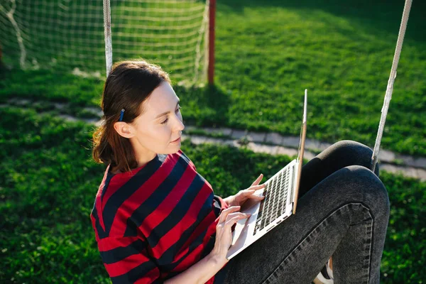 Vreedzame Jonge Vrouw Zittend Schommels Een Grasveld Met Laptop Onder — Stockfoto