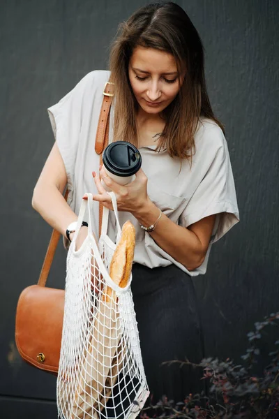 Volwassen Vrouw Bedrijfskleding Die Straat Staat Met Koffiebeker Netzak Met — Stockfoto
