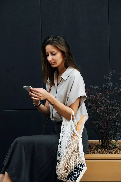 Volwassen Vrouw Bedrijfskleding Die Straat Staat Kijkt Naar Haar Telefoon — Stockfoto