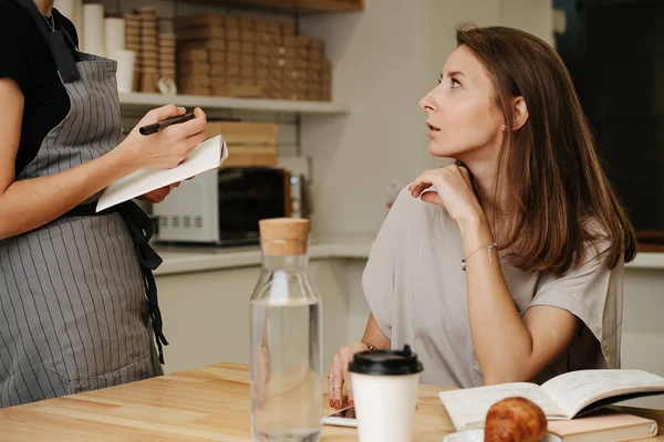 Serveuse Obéissant Une Femme Mûre Assise Derrière Table Ses Vers — Photo