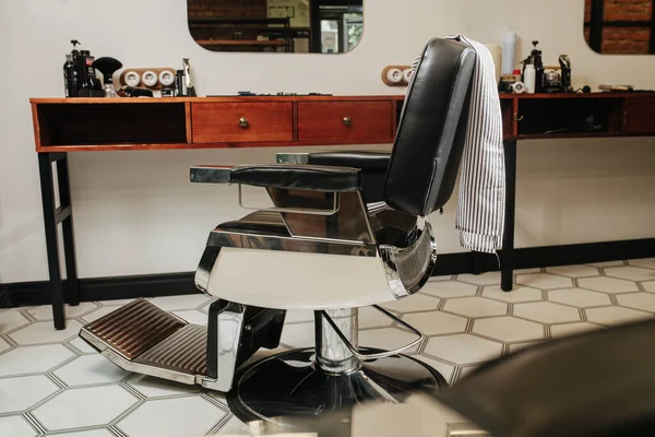 Cadeira Ajustável Uma Barbearia Piso Com Padrão Hexagonal Gaveta Madeira — Fotografia de Stock