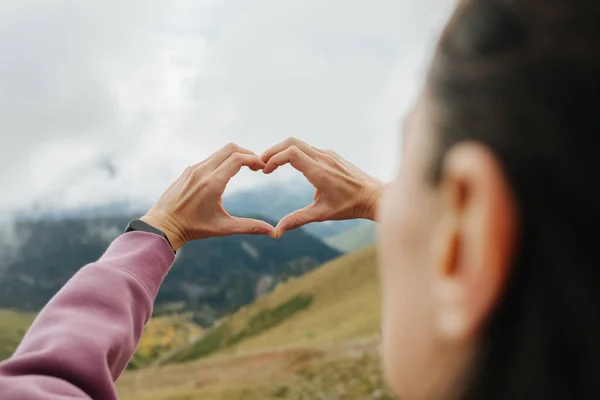 Mujer Joven Tomando Forma Corazón Con Las Manos Alto Las —  Fotos de Stock