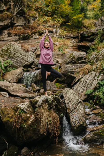 Young Woman Doing Yoga Staing One Leg Barefoot Big Stone — Stock Photo, Image