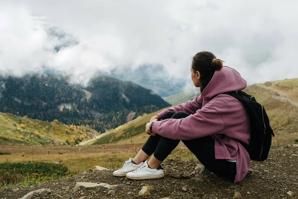 Mujer Joven Sentada Suelo Alto Las Montañas Cubiertas Hierba Corta —  Fotos de Stock