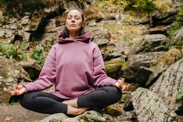 Young Woman Sitting Barefoot Big Stone Cross Legged Meditating Mountain — Stock Photo, Image