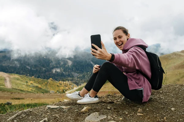 Jonge Vrouw Neemt Een Selfie Zit Grond Hoog Bergen Bedekt — Stockfoto